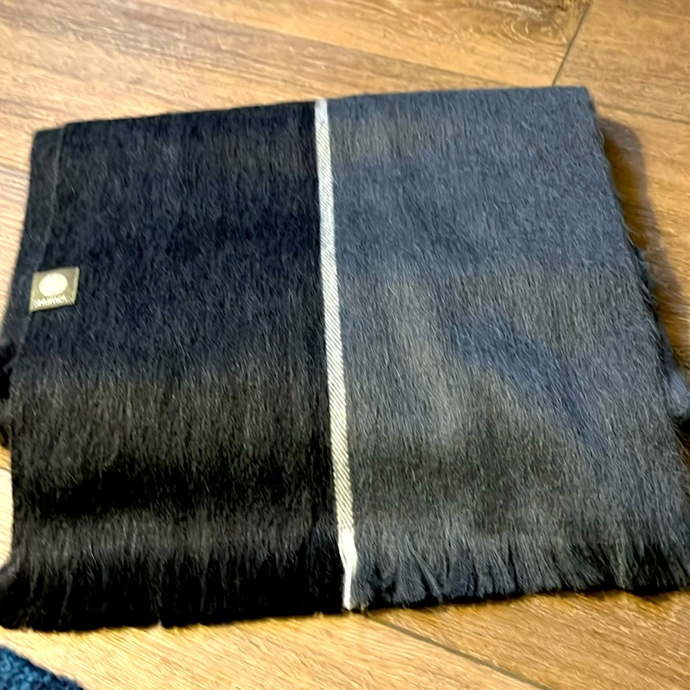 NWOT! Unisex Shupaca Alpaca Blend Scarf. Two tone gray